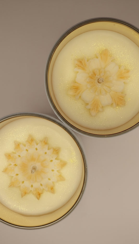 Handgemaakte geurkaars Heaven’s Whisper met gouden decoratie in glazen pot