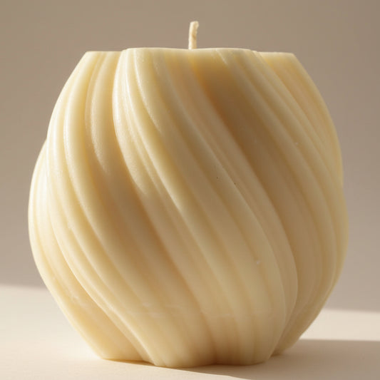 Handgemaakte crèmekleurige sojawas pillar kaars met gedraaide swirl vorm.