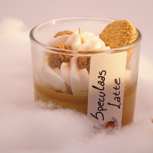 Cozy winter geurkaars met speculaas topping van Wicked Candles