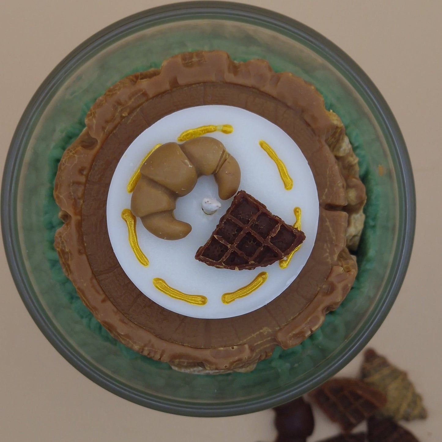 Detail van handgemaakte geurkaars met bosontwerp en handgeschilderde decoratie in glazen pot