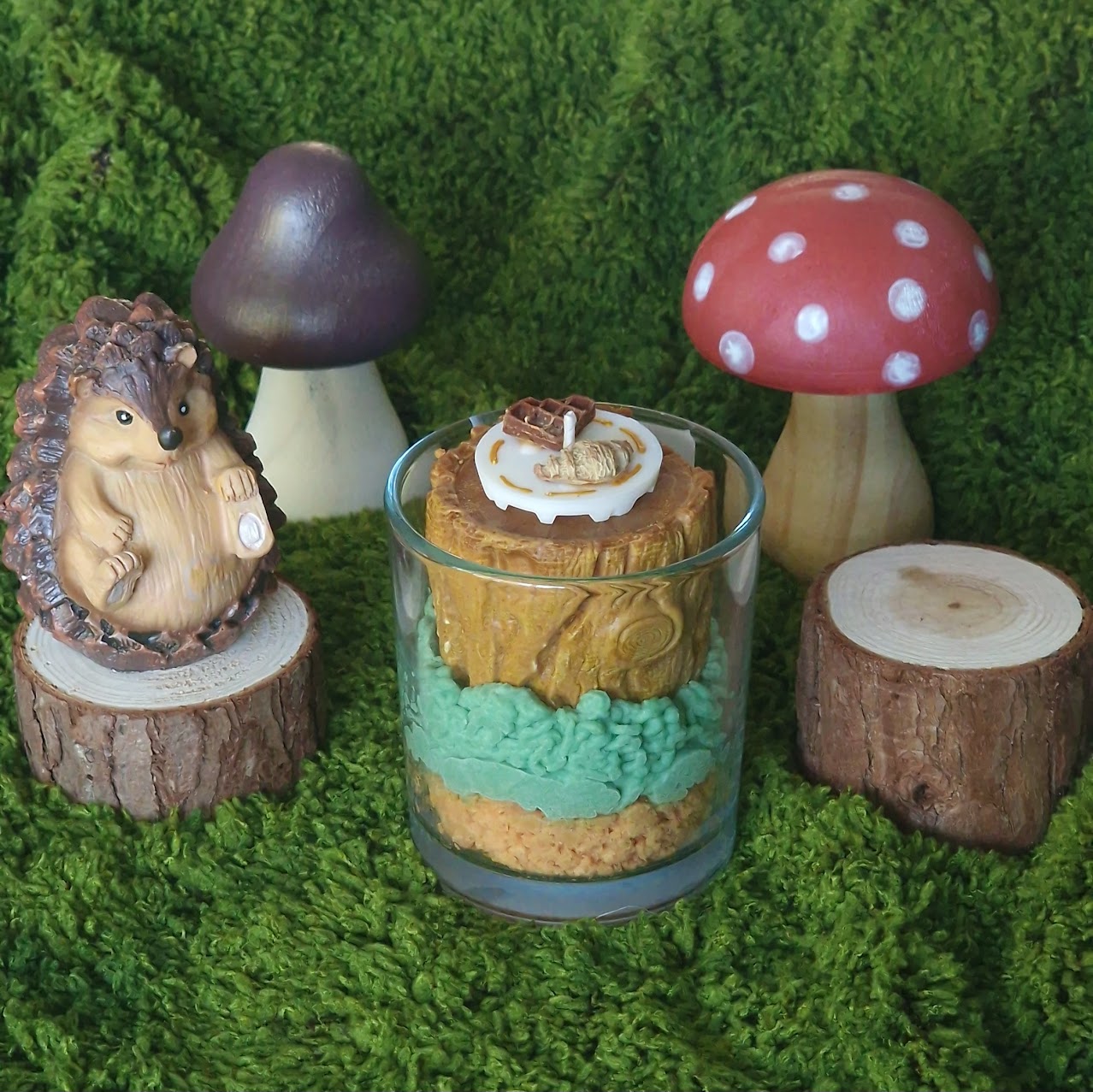 Handgemaakte herfst geurkaars met bosdecoratie in glas, warme woondecoratie voor herfstinterieur