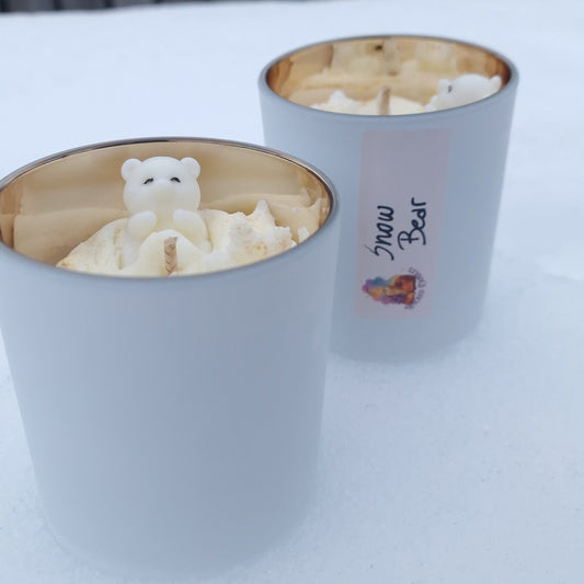 Een warme opening met kruidige en fruitige tonen. Daarna ontwikkelt zich een zachte, amberachtige basis met een subtiele diepte. Gezellig, licht zoet en perfect in balans.