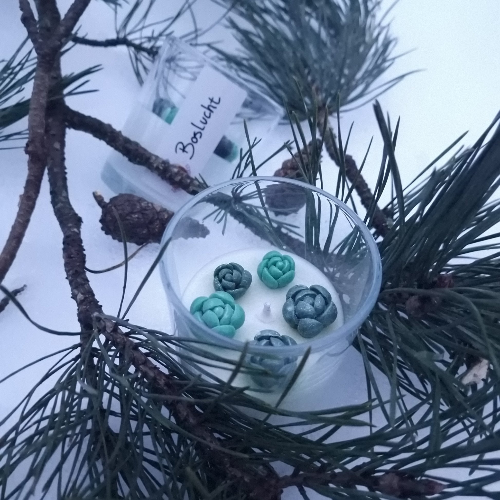 Boslucht handgemaakte geurkaars met groene dennen decoratie