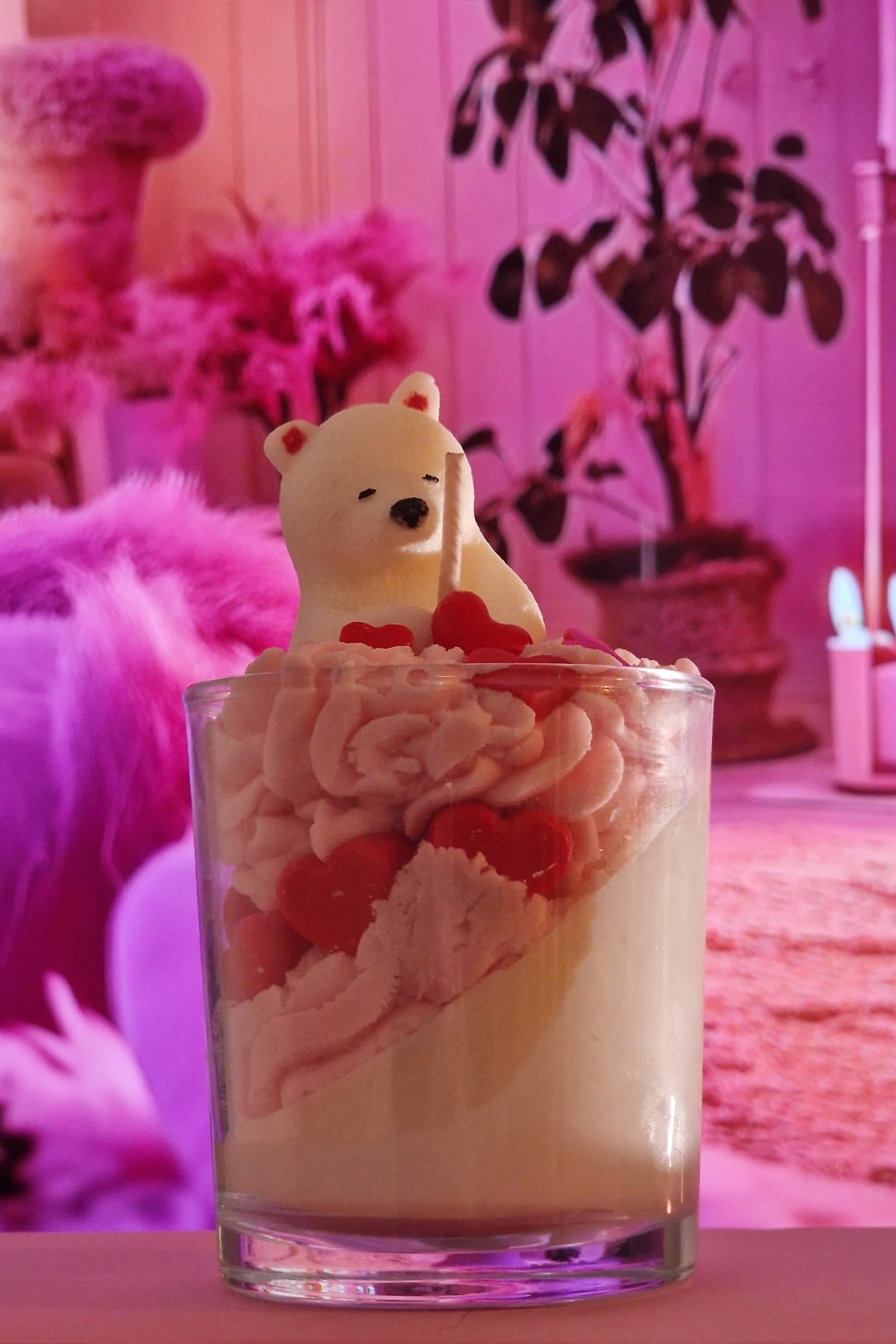 Handgemaakte sojawas geurkaars met beer en hartjes decoratie