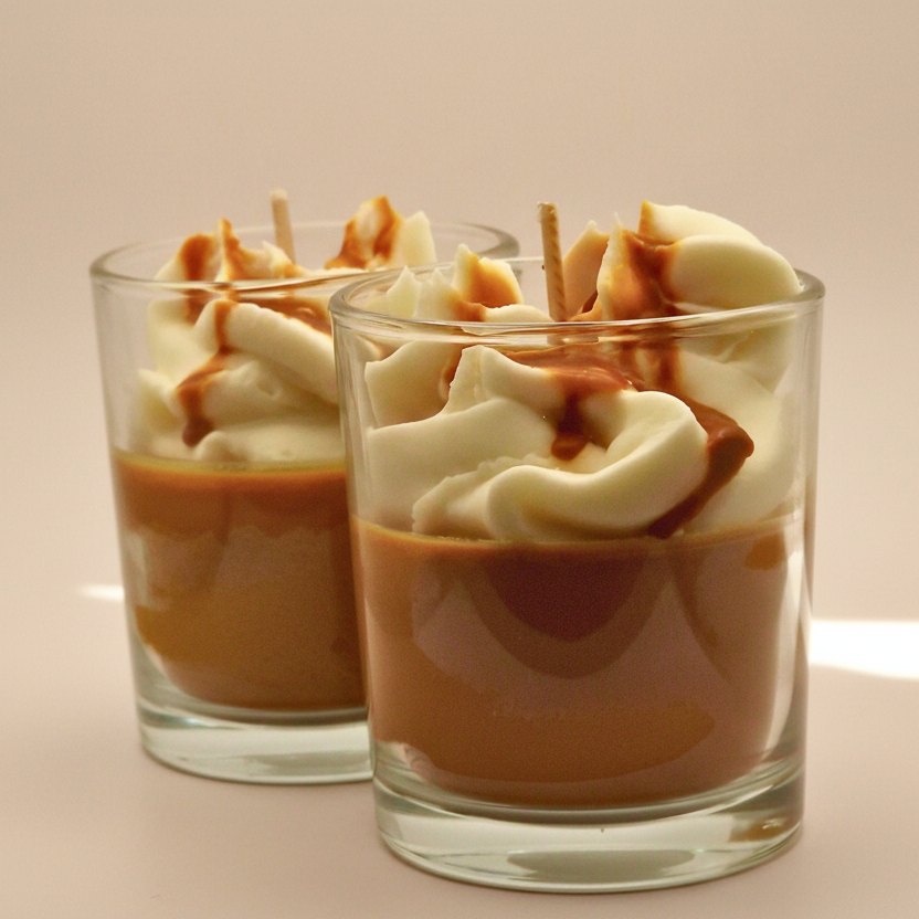 Salted Caramel Latte geurkaars op houten tafel met karamelblokjes – warme cosy sfeer